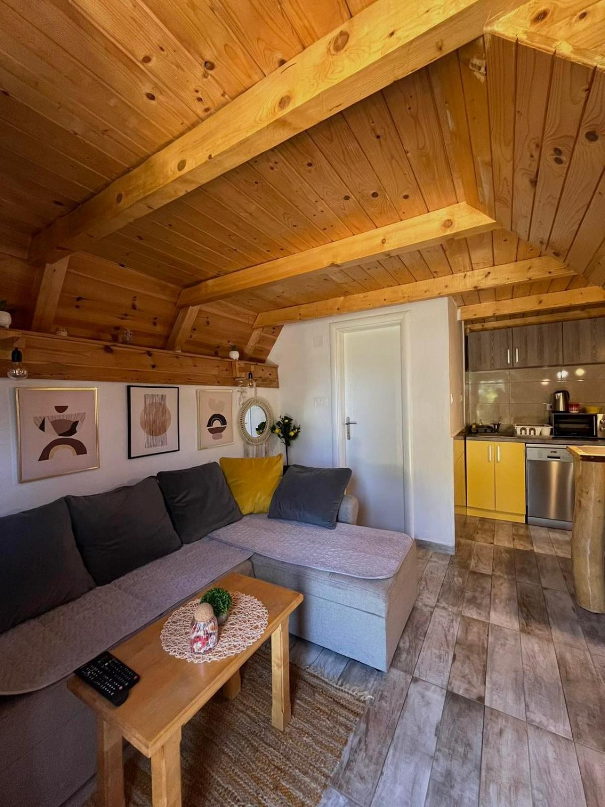 Nikitovic House Ferienhaus *