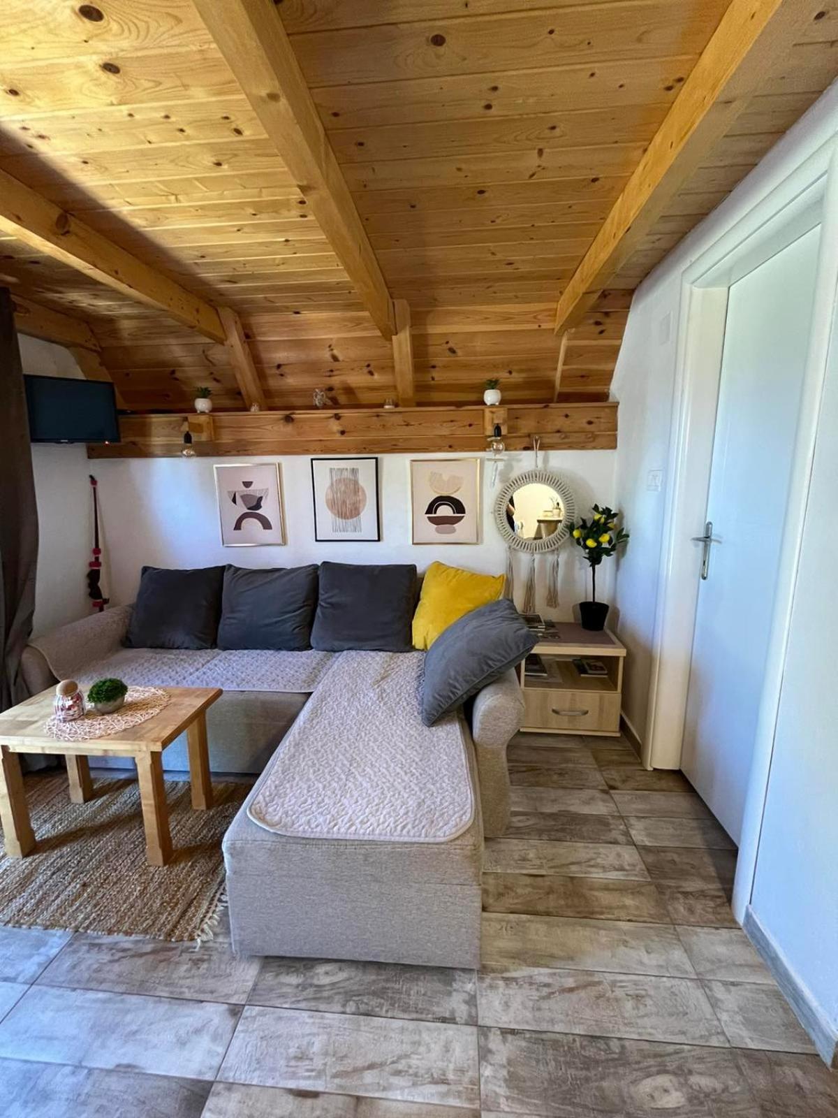 Nikitovic House Ferienhaus